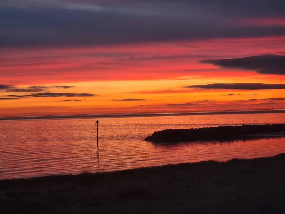 Awave From It All - Escape The City Life Jaywick Sands Extérieur photo