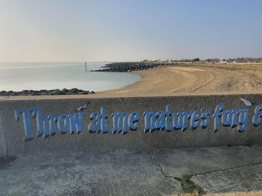 Awave From It All - Escape The City Life Jaywick Sands Extérieur photo