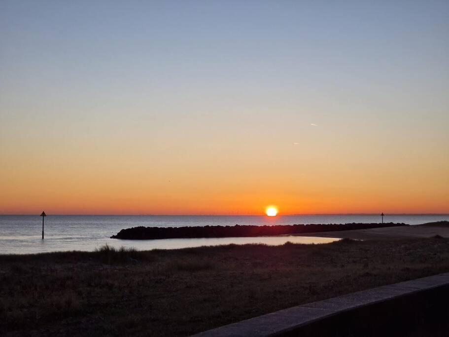 Awave From It All - Escape The City Life Jaywick Sands Extérieur photo