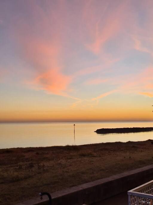 Awave From It All - Escape The City Life Jaywick Sands Extérieur photo