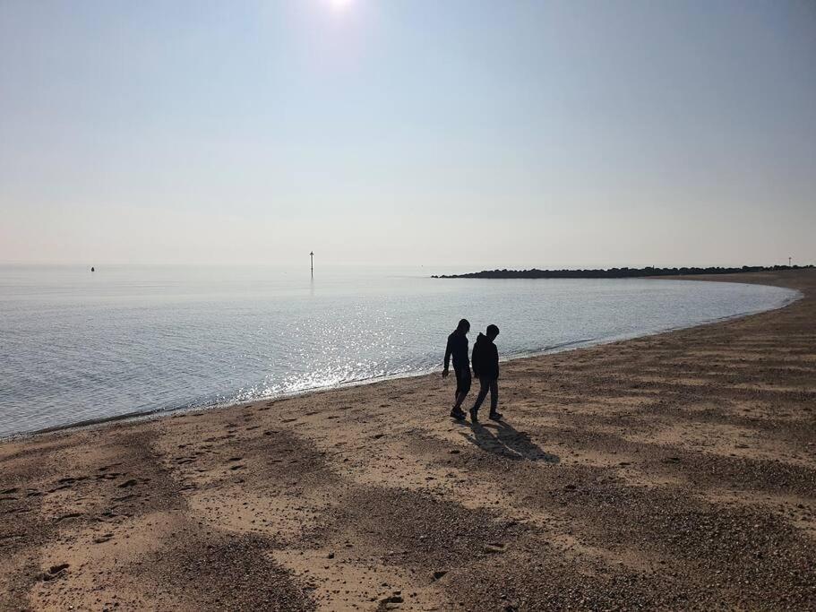 Awave From It All - Escape The City Life Jaywick Sands Extérieur photo